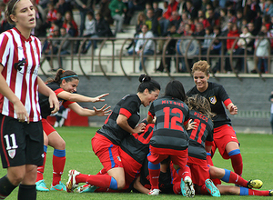 Temporada 2012-2013. Las jugadoras del Féminas celebran el gol de la victoria en Lezama