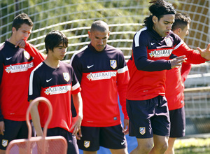 Temporada 12/13. Entrenamiento, Falcao realizando saltos ante sus compañeros el entrenamiento en la Ciudad Deportiva de Majadahonda