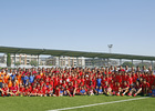 temporada 16/17. Campus Fundación. Jugadores posando con los niños.
