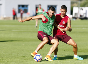 temporada 15/16. Entrenamiento en Los Ángeles de San Rafael. Borja y Lucas luchando un balón durante el entrenamiento