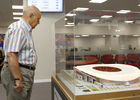 El Socio Número 1, ante la maqueta del nuevo estadio 