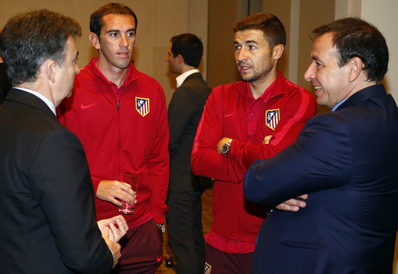 Gabi y Godín charlan con el cónsul en Melbourne y Oscar Gil