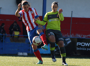 Temporada 2012-2013. Ana Troyano pelea un balón con Mari Paz del Espanyol