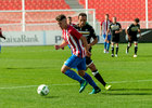 Toni Moya conduce el esférico ante un jugador del Internacional de Madrid