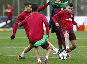 temporada 16/17. Entrenamiento en la ciudad deportiva Wanda. Correa realizando ejercicios con balón durante el entrenamiento