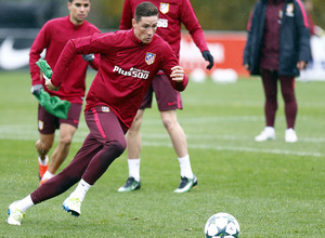 temporada 16/17. Entrenamiento en la ciudad deportiva Wanda. Torres realizando ejercicios con balón durante el entrenamiento