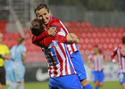 Laura Fernández agradece a Sonia la asistencia en el cuarto gol rojiblanco al Levante