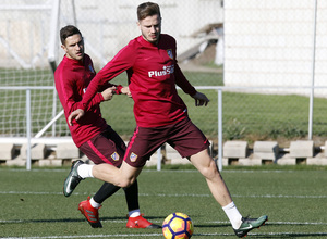 temporada 16/17. Entrenamiento en la ciudad deportiva Wanda. Saúl y Koke realizando ejercicios con balón durante el entrenamiento