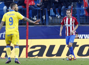 Temporada 16/17. Partido del Atlético de Madrid Las Palmas. Godin con el balón