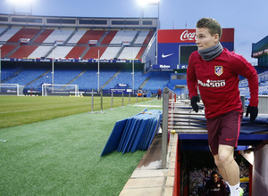 Temporada 16/17. Entrenamiento en el Vicente Calderón. Gameiro durante el entrenamiento