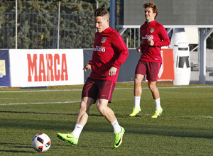 temporada 16/17. Entrenamiento en la ciudad deportiva Wanda. Gameiro golpeando un balón durante el entrenamiento