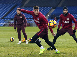 temporada 16/17. Entrenamiento en el estadio Vicente Calderón. Giménez y Carrasco durante el entrenamiento