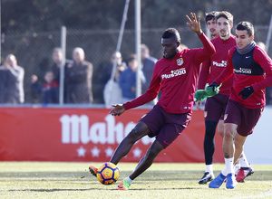 temporada 16/17. Entrenamiento en la ciudad deportiva Wanda.  Thomas golpeando un balón durante el entrenamiento