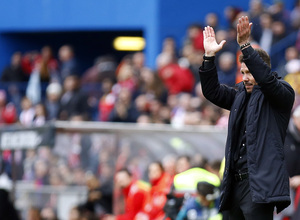 Temporada 16/17. Partido del Atlético de Madrid Valencia. Simeone aplaudiendo durante el partido
