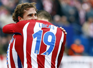 Temporada 16/17. Partido del Atlético de Madrid Valencia. Griezmann celebrando un gol con Lucas durante el partido