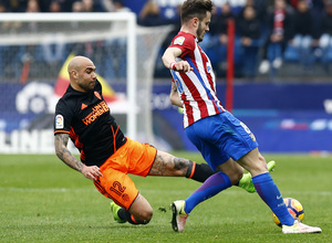 Temporada 16/17. Partido del Atlético de Madrid Valencia. Saúl con el balón durante el partido