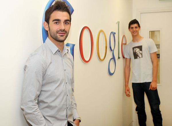 2012-2013. Adrián y Courtois posan en las oficinas de Google en Madrid antes del Hangout previo a final de la Copa del Rey. 