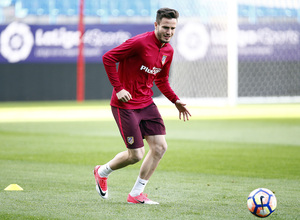 Temporada 16/17. Entrenamiento del Atlético de Madrid en el Vicente Calderón. Saúl golpeando un balón durante el entrenamiento