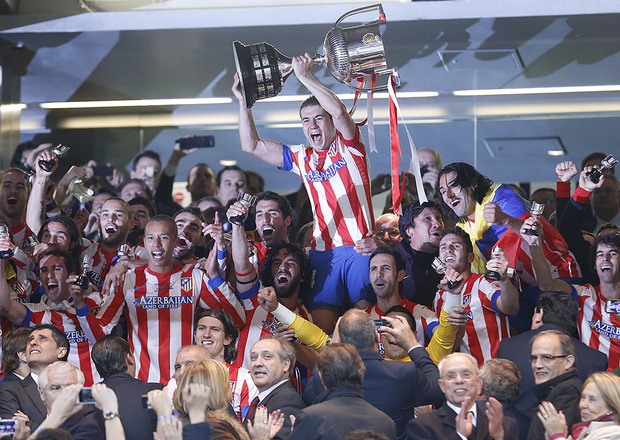 Gabi lanza al cielo el trofeo de campeones de Copa 2013 en el estadio Santiago Bernabéu