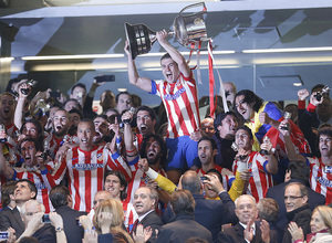 Gabi lanza al cielo el trofeo de campeones de Copa 2013 en el estadio Santiago Bernabéu