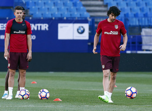 temporada 16/17. Entrenamiento en el estadio Vicente Calderón. Tiago con el balón