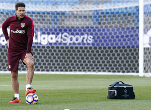 temporada 16/17. Entrenamiento en el estadio Vicente Calderón.  Simeone durante el entrenamiento