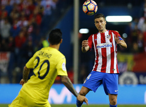 Temporada 16/17. Partido Atlético Villarreal. Gabi controlando un balón durante el partido
