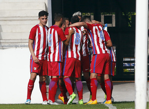 Los jugadores del Atlético B felicitan a Zaka tras conseguir el 0-1 en Torrelavega