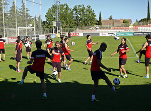 Temporada 12/13. Entrenamiento.Jugadores golpeando el balon durante el entrenamiento en la ciudad deportiva de Majadahonda