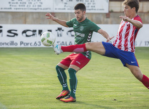 Solano disputa el balón con un jugador del Marchamalo en el amistoso disputado en Guadalajara