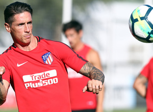 temporada 17/18. Entrenamiento en la ciudad deportiva Wanda.  Torres realizando ejercicios con balón durante el entrenamiento