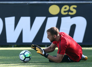 temporada 17/18. Entrenamiento en la ciudad deportiva Wanda.  Oblak atajando un balón durante el entrenamiento
