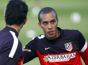 Joao Miranda realiza estiramientos apoyado en Diego Costa