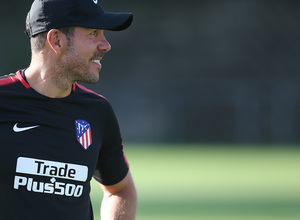 temporada 17/18. Entrenamiento en la ciudad deportiva Wanda.  Simeone sonriendo durante el entrenamiento