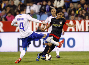 Temporada 12/13. Real Zaragoza - Atlético de Madrid. Óliver Torres se marcha de varios contrarios. 