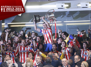 Fondo de escritorio. Temporada 2012-2013. Gabi levanta la Copa del Rey en el Bernabéu. 