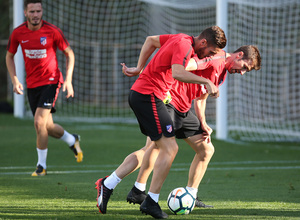 temporada 17/18. Entrenamiento en la ciudad deportiva Wanda. Koke y Gabi realizando ejercicios con balón durante el entrenamiento