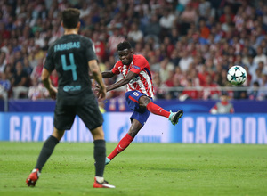 temporada 16/17. Partido Champions. Atlético Chelsea. Thomas con el balón durante el partido.