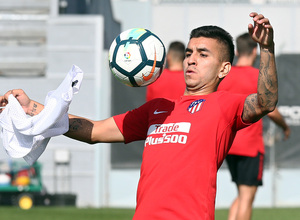 temporada 17/18. Entrenamiento en la ciudad deportiva Wanda. Correa realizando ejercicios con balón durante el entrenamiento