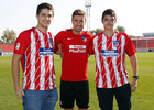 Gabi con los ganadores de 'Gol Atlético' el juego de la aplicación oficial del club 