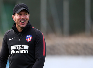 temporada 17/18. Entrenamiento en la ciudad deportiva Wanda. Simeone realizando ejercicios con balón durante el entrenamiento