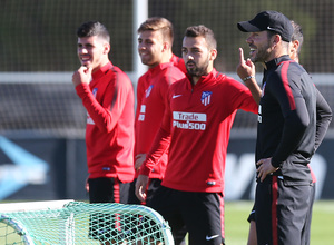 temporada 17/18. Entrenamiento en la ciudad deportiva Wanda. Simeone realizando ejercicios con balón durante el entrenamiento