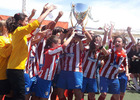 Temporada 2012-2013. Las jugadoras levantando el trofeo de la Women's Cup de Badajoz