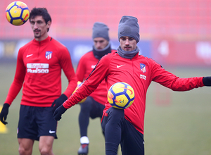 Temporada 17/18. Entrenamiento en la ciudad deportiva Wanda. Griezmann conduciendo un balón durante el entrenamiento