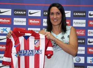 Temporada 2012-2013. Silvia Messeguer posó con la nueva camiseta del Atlético de Madrid 