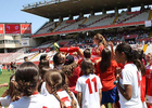 Temporada 2012-2013. Las jugadoras de la Selección de Madrid mantean a Macarena