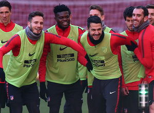 temporada 17/18. Entrenamiento en el Wanda Metropolitano. Vitolo y Godín durante el entramiento