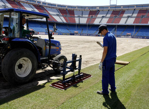 Comienza la instalación del nuevo césped del Calderón