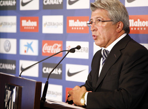 Temporada 13/14. Presentación Martín Demichelis. Estadio Vicente Calderón.  Cerezo hablando durante su presentación