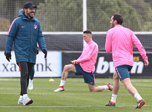 temporada 17/18. Entrenamiento en la ciudad deportiva Wanda. Simeone realizando ejercicios durante el entrenamiento